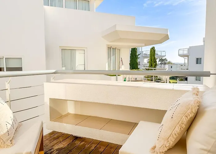 House With Pools And Private *