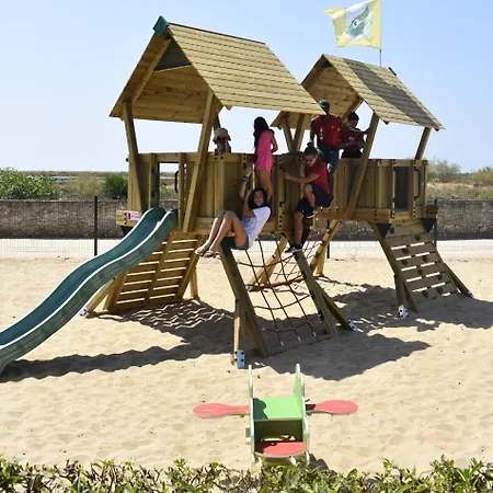 House With Pools And Private *